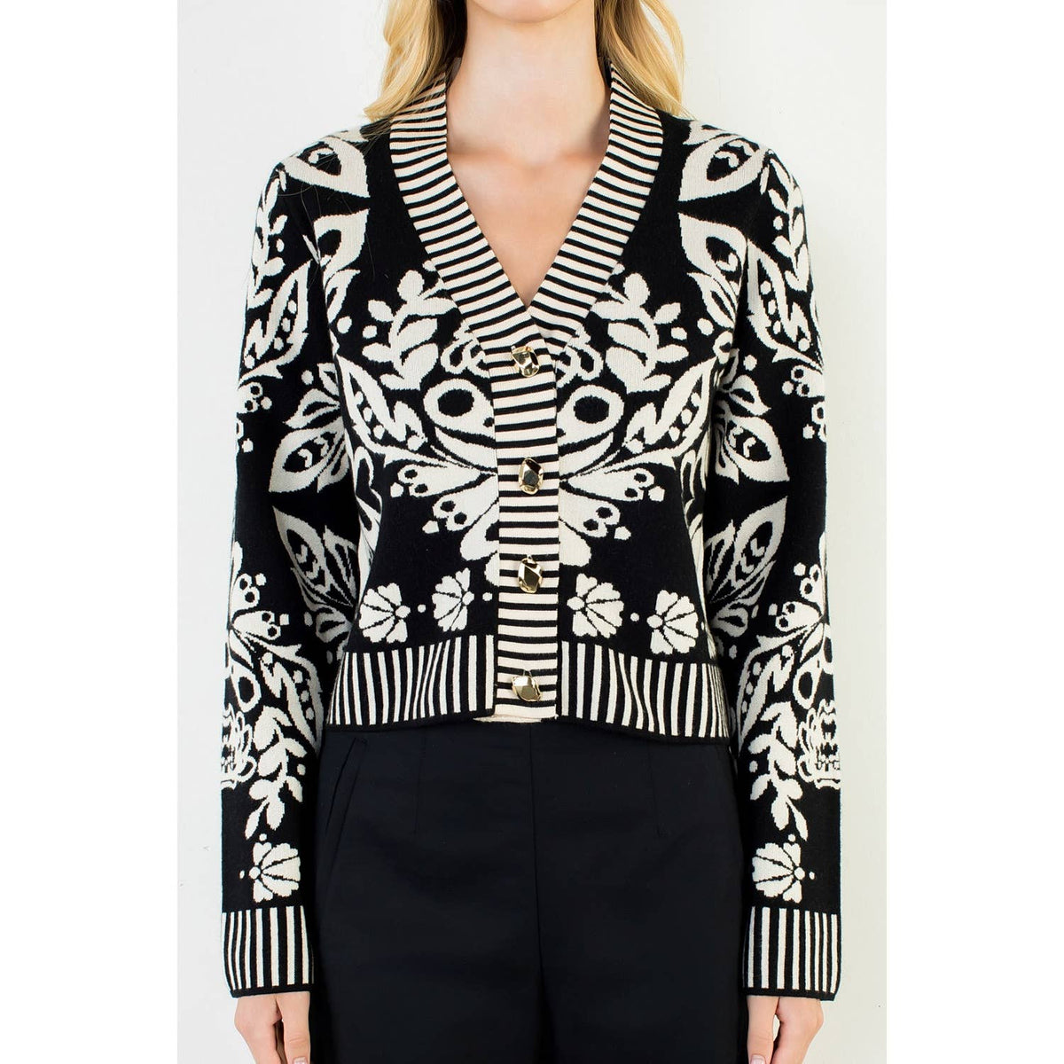Chic floral jacket with ribbed cuffs and decorative buttons.
