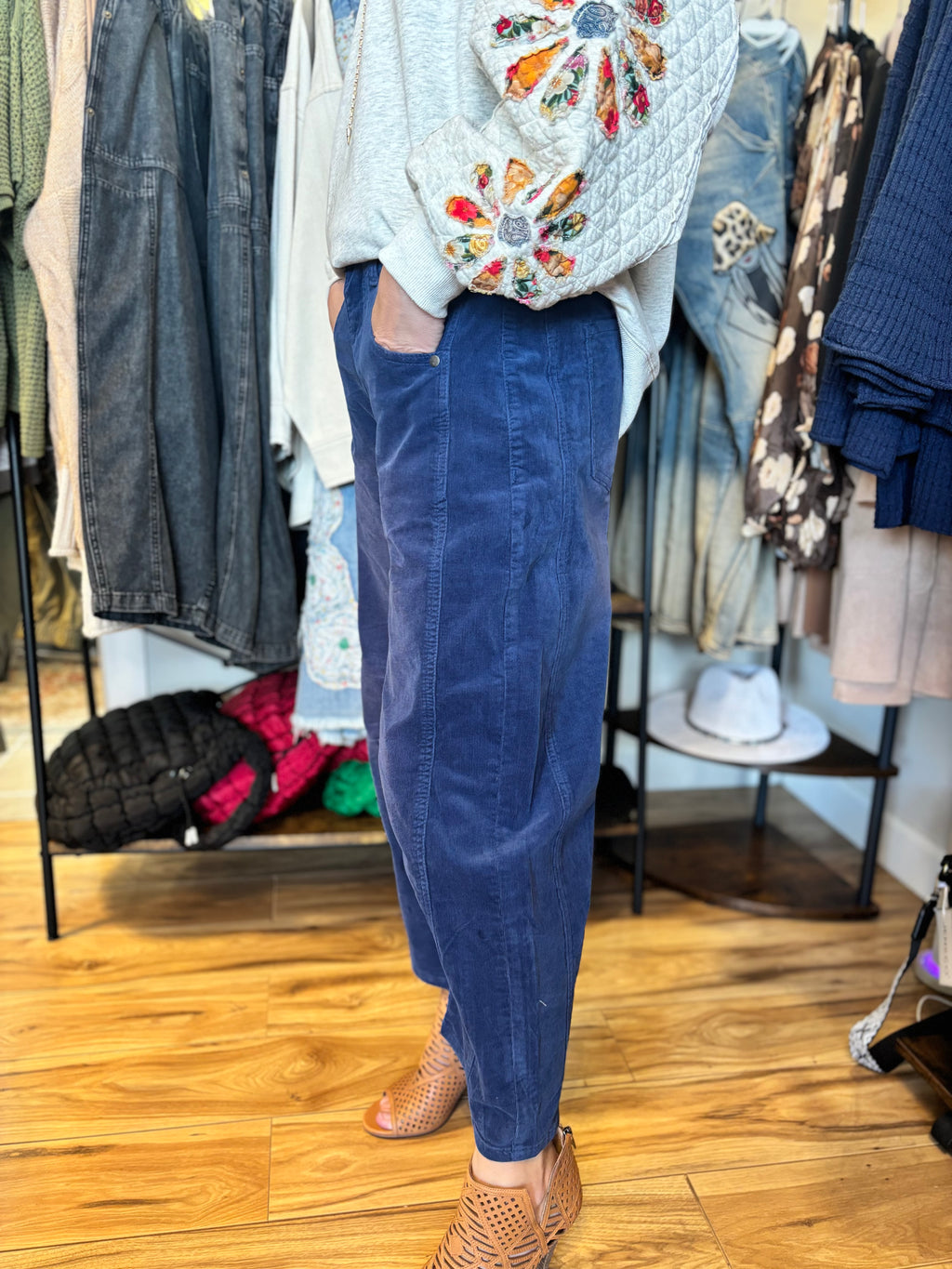 Easel Halo Corduroy Barrel Leg Pants￼