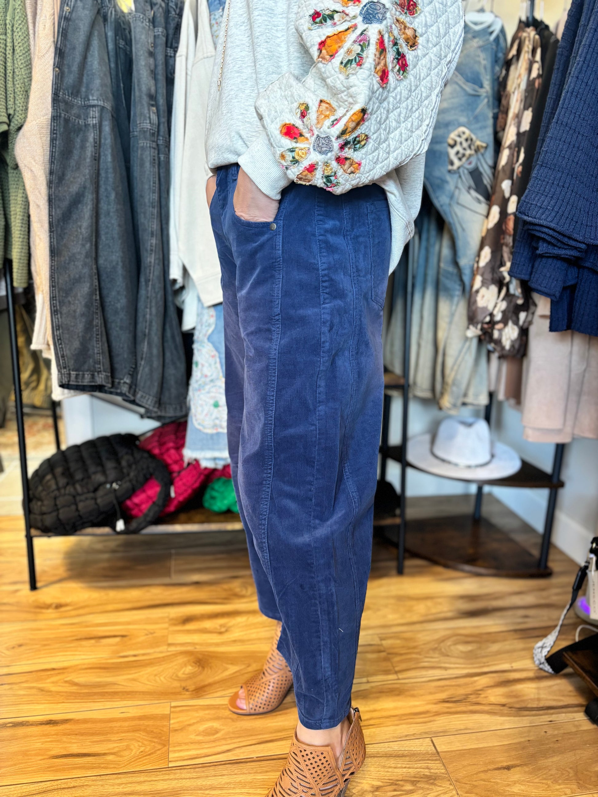 Easel Halo Corduroy Barrel Leg Pants￼