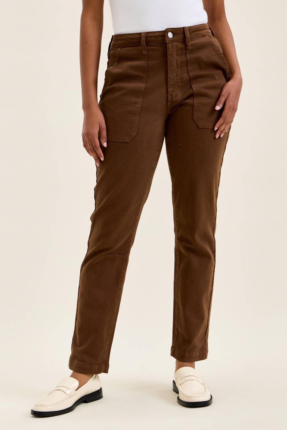 High-rise fitted jeans with rolled cuffs and multiple pockets.
