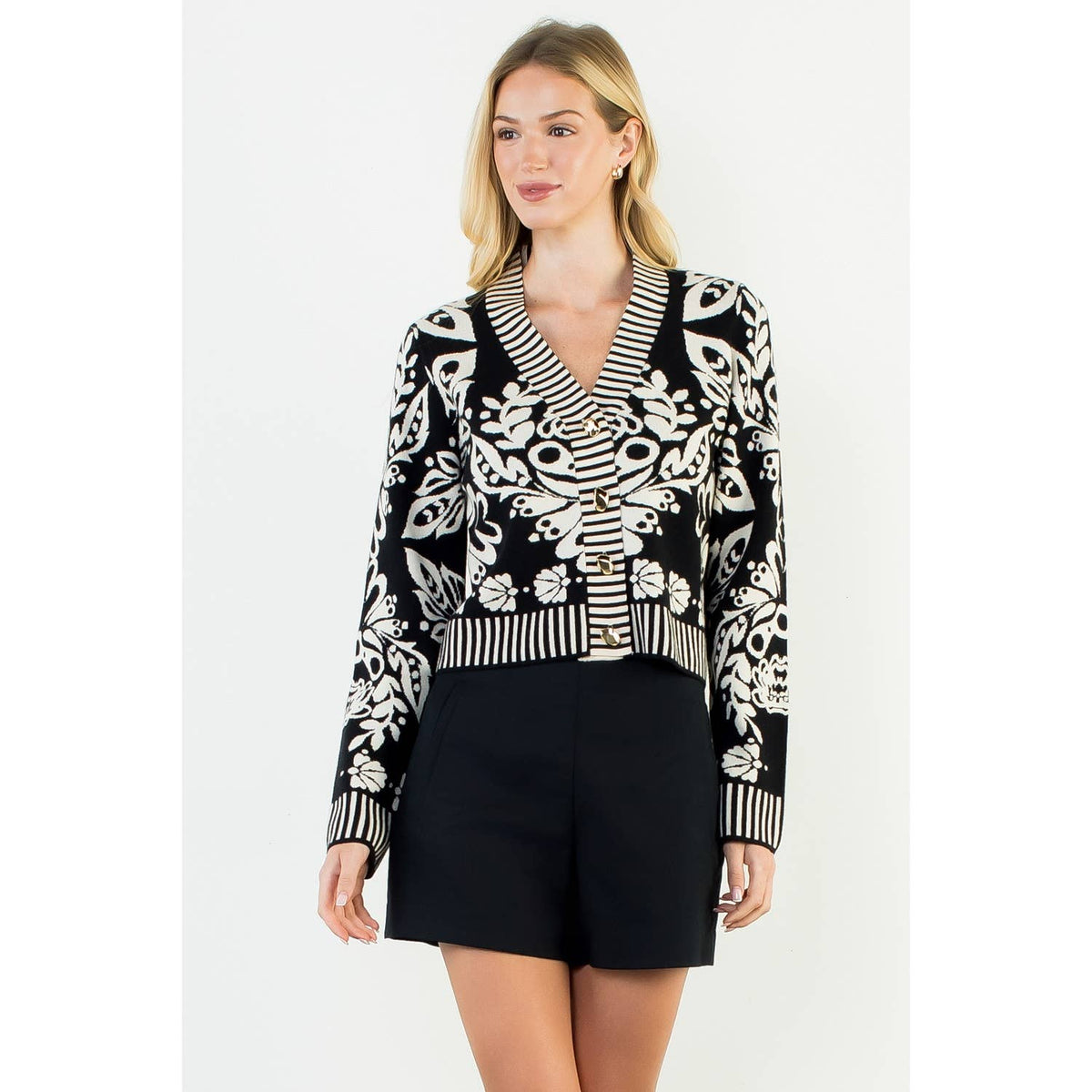 Chic floral jacket with ribbed cuffs and decorative buttons.