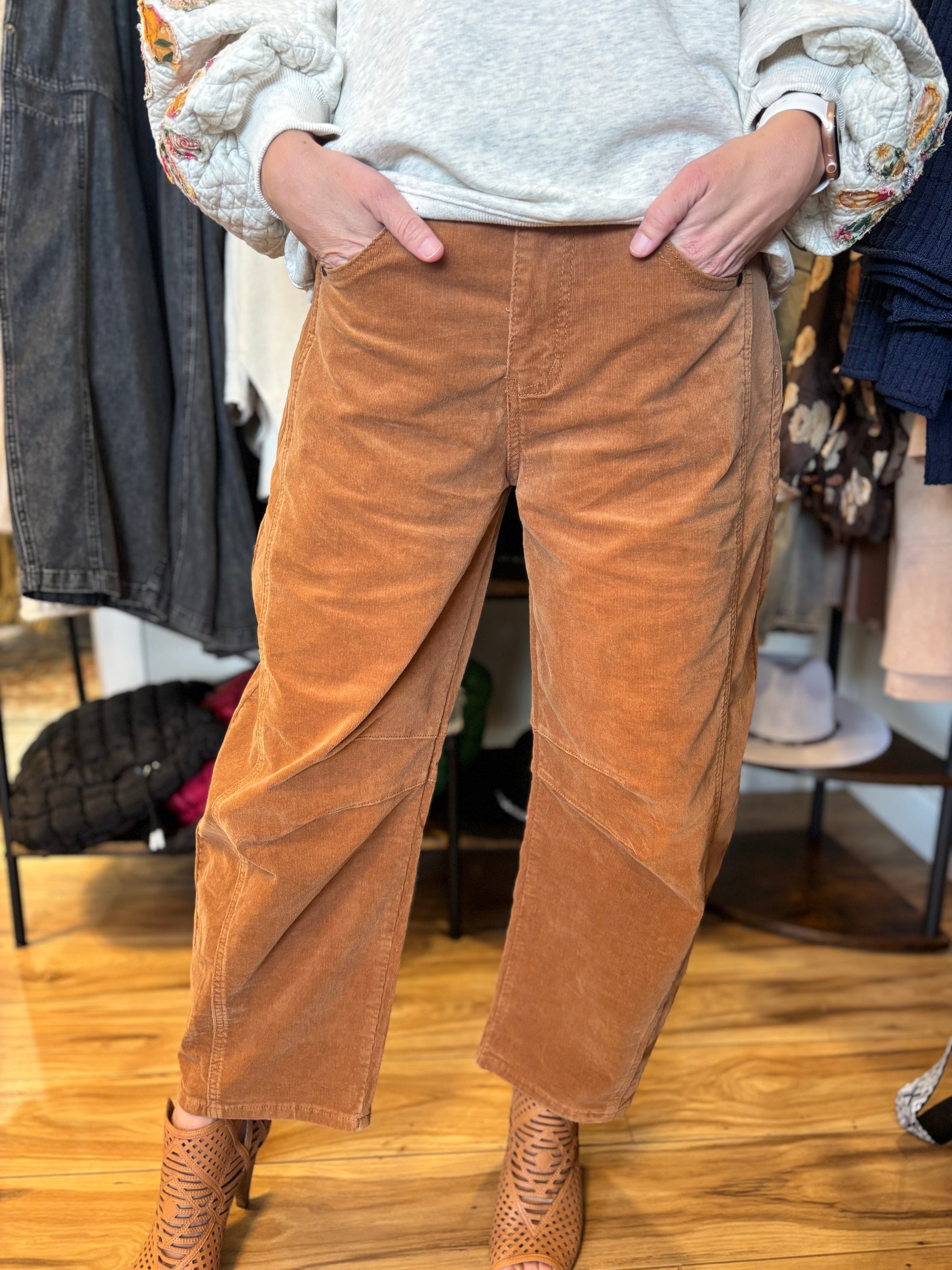 Easel Halo Corduroy Barrel Leg Pants￼