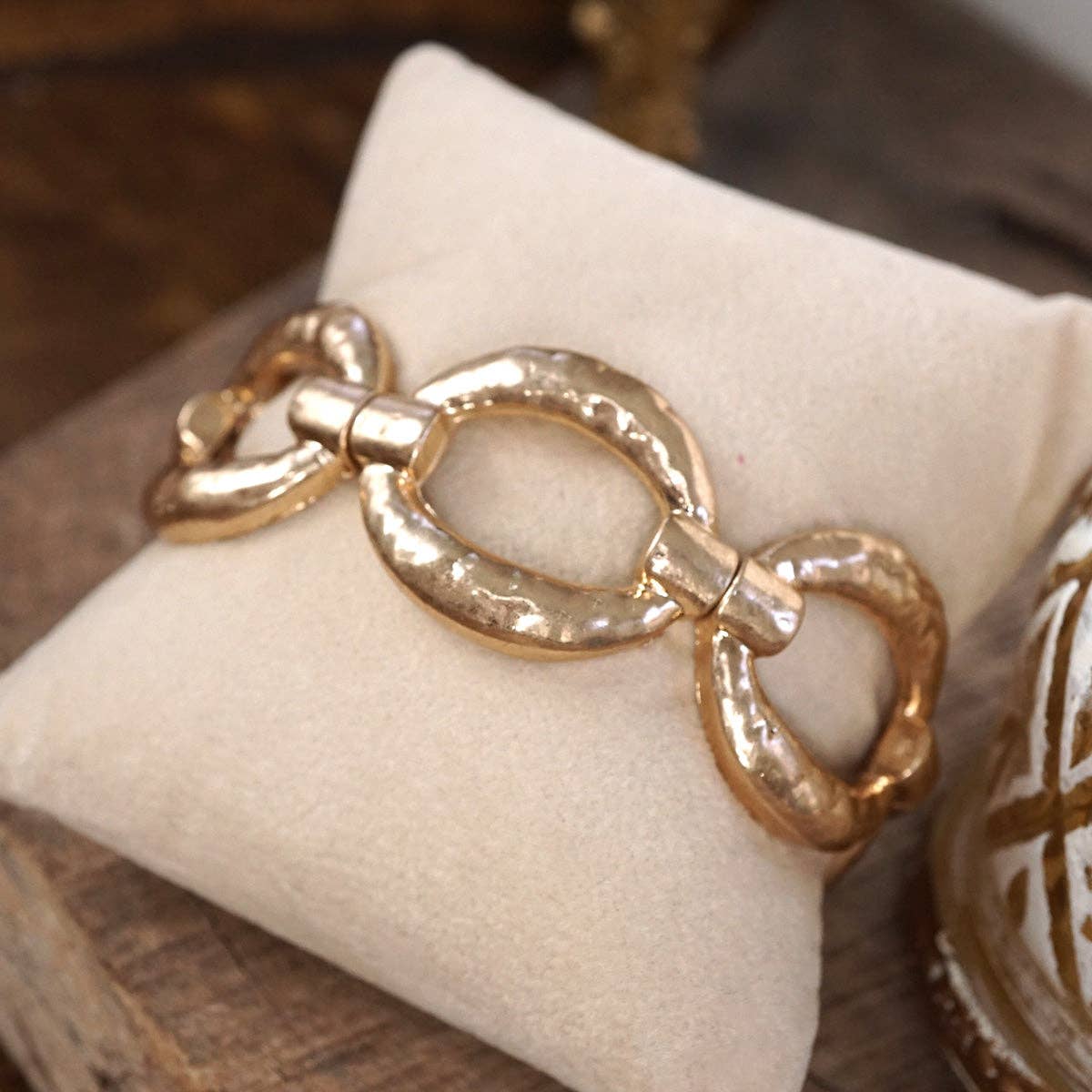 Sunlit Orbit – Chunky Hammered Link Stretch Bracelet