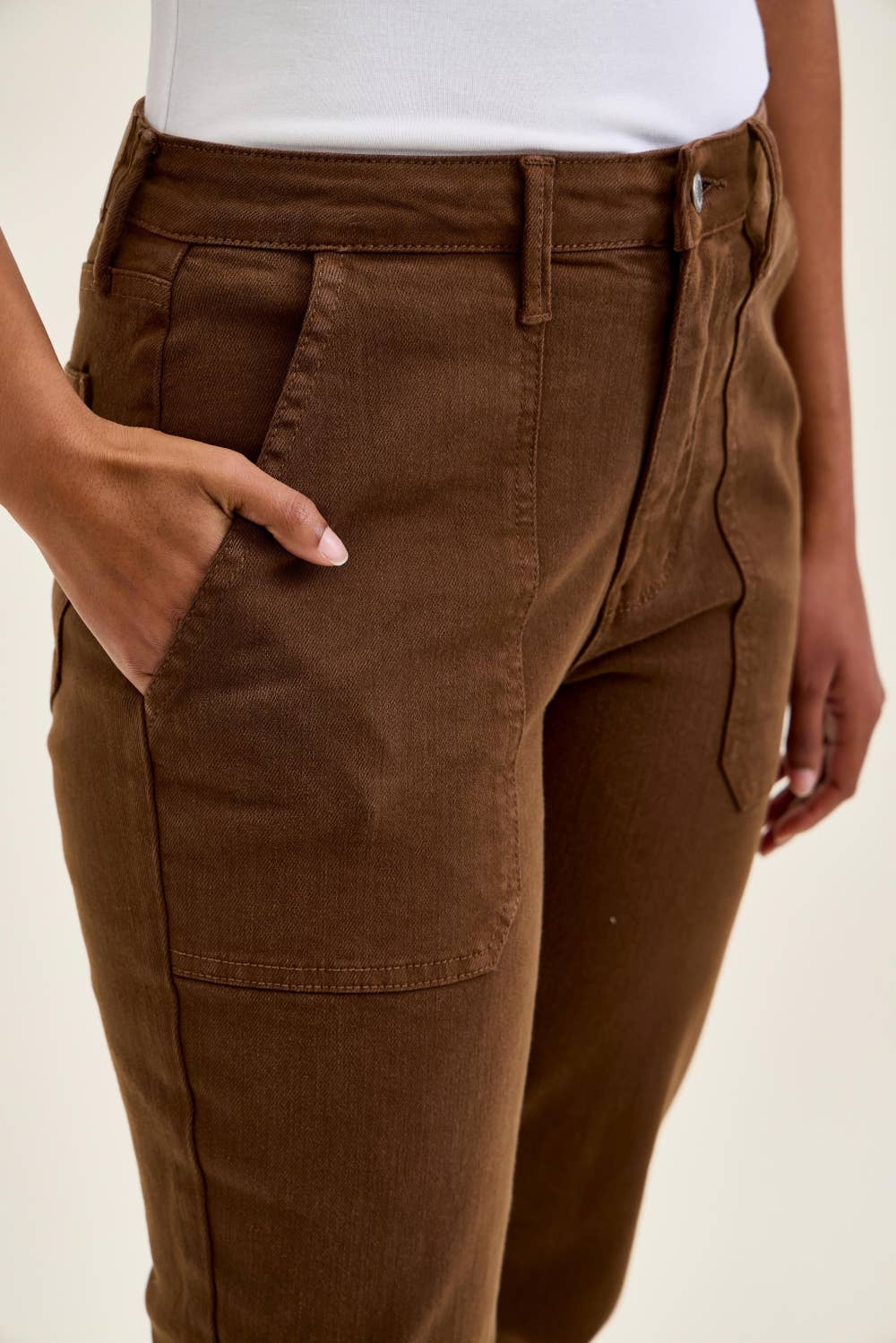 High-rise fitted jeans with rolled cuffs and multiple pockets.