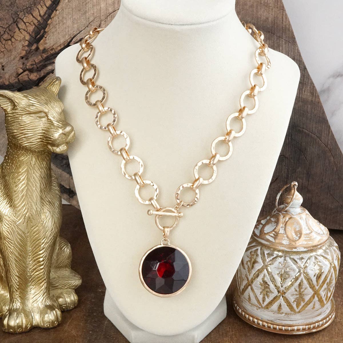 Gilded Radiance – Chunky Ring Chain Necklace with Sparkly Crystal