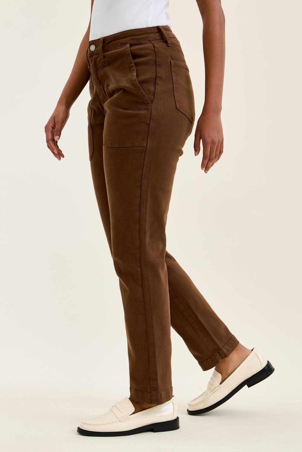High-rise fitted jeans with rolled cuffs and multiple pockets.