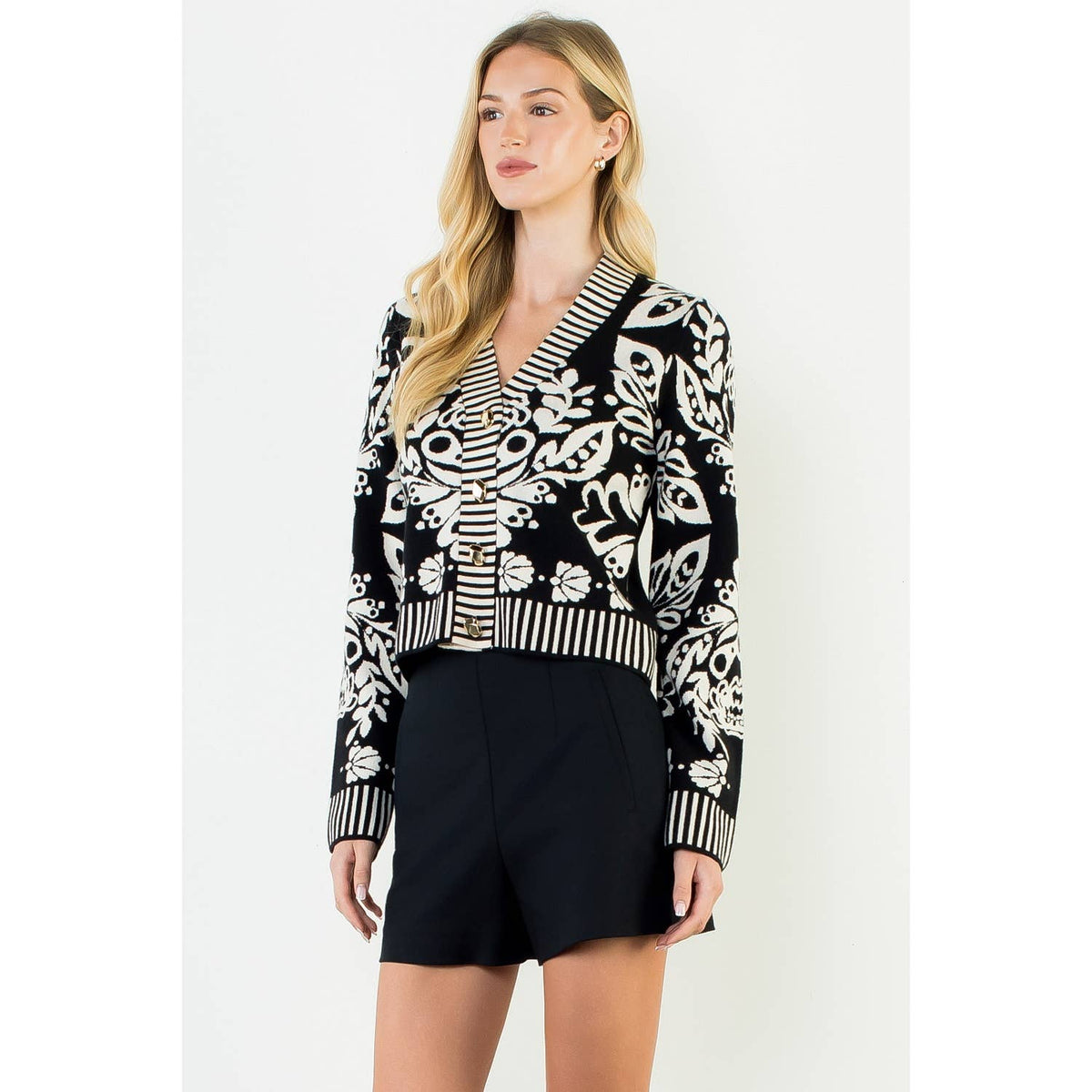 Chic floral jacket with ribbed cuffs and decorative buttons.