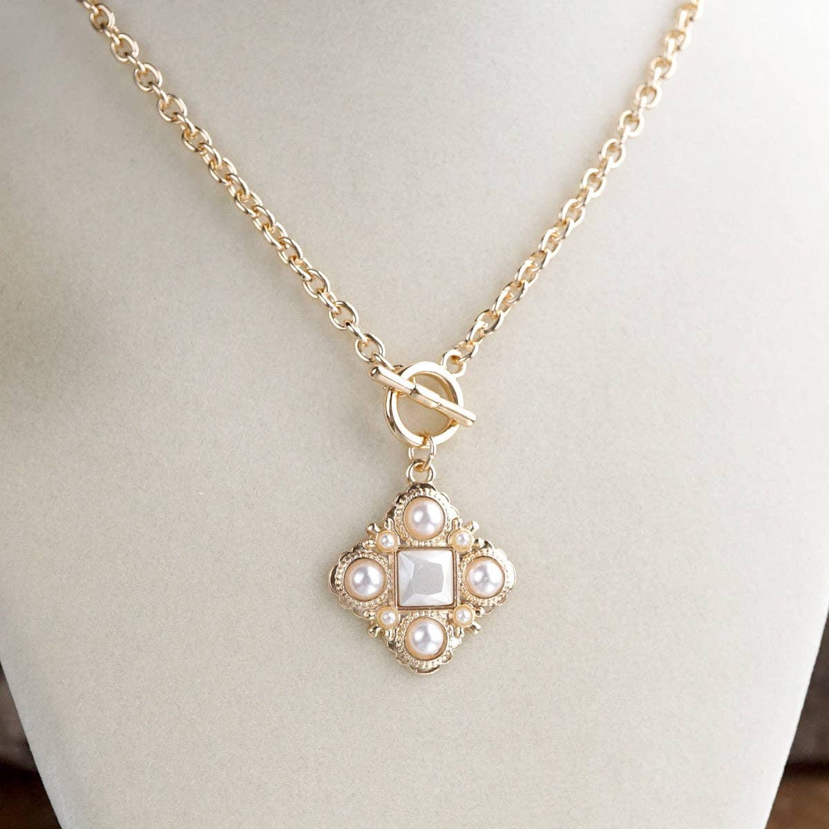 Verdant Relic – Ornate Pendant Necklace