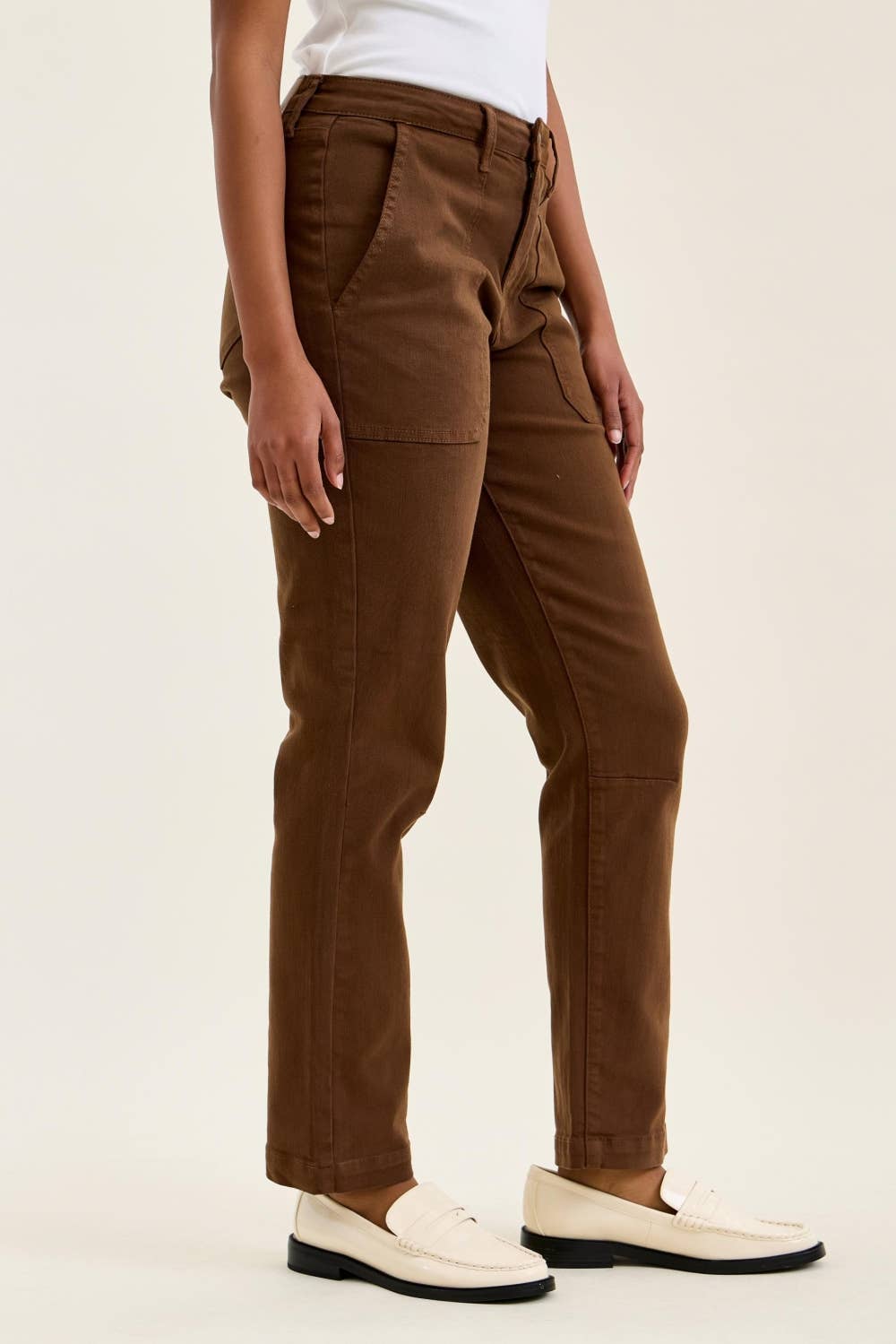 High-rise fitted jeans with rolled cuffs and multiple pockets.